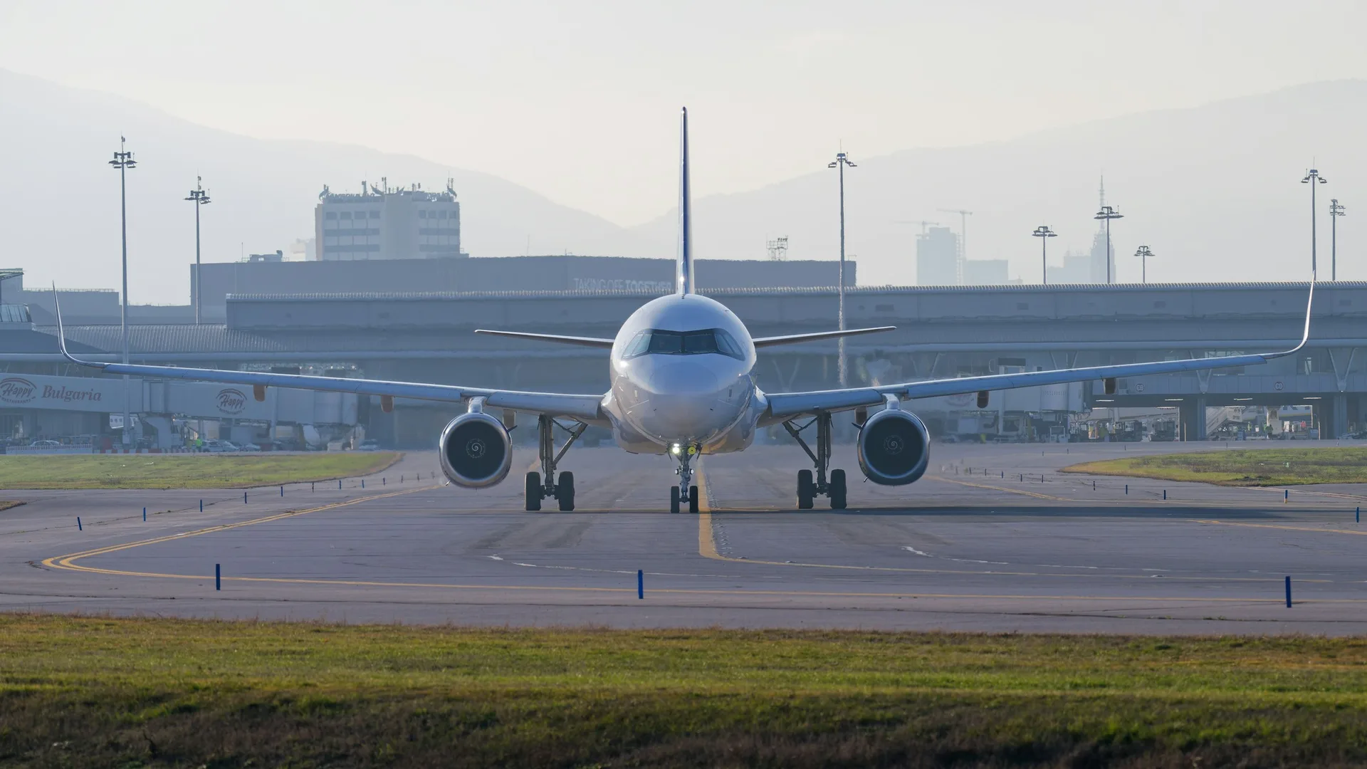 Flugzeug auf dem Vorfeld eines Flughafens